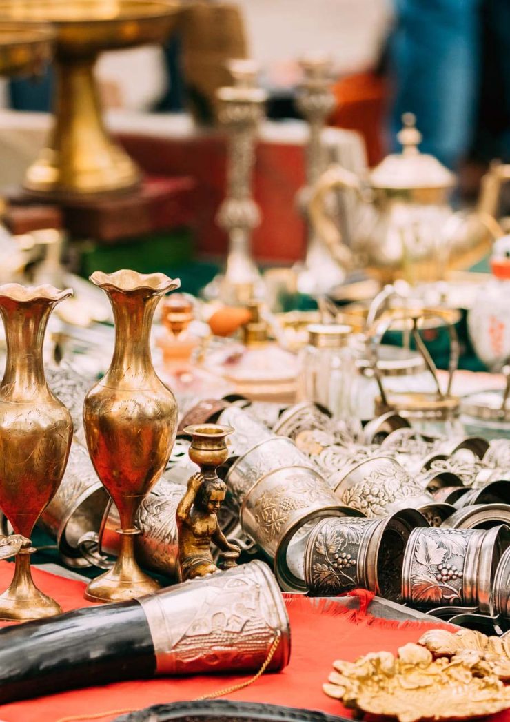 tbilisi-georgia-shop-flea-market-of-antiques-old-r-PXM5XDP.jpg